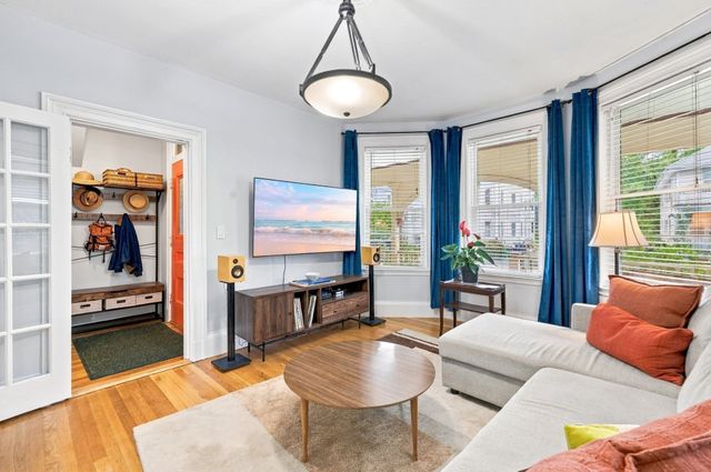 22 Hewlett St 1, Boston, MA 02131