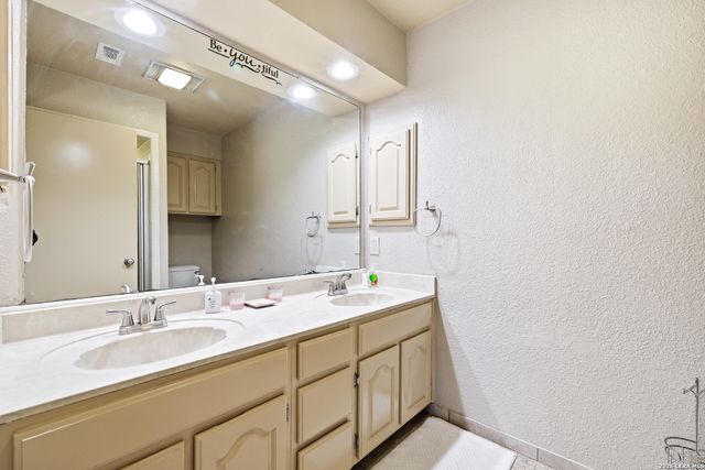 421 Watts Ln Unit B5, Canyon Lake, TX 78133