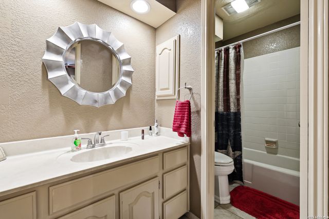 421 Watts Ln Unit B5, Canyon Lake, TX 78133