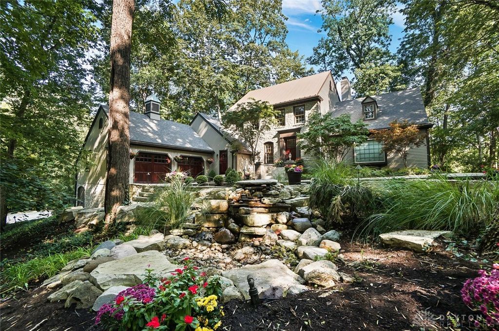 6437 Kings Grant Passage, Dayton, OH 45459
