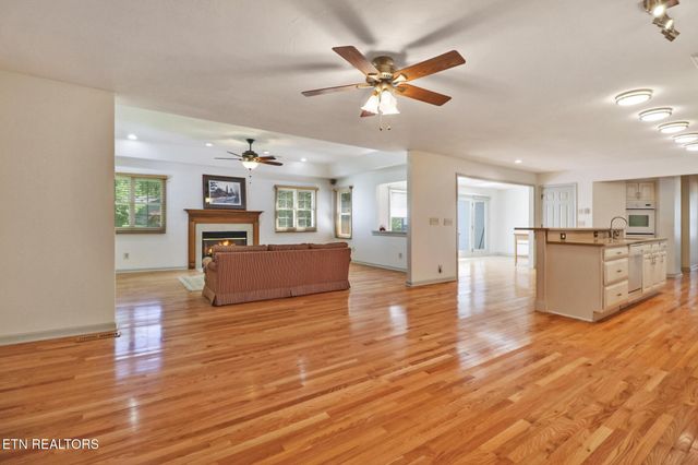 11 Kingsboro Lane, Crossville, TN 38558