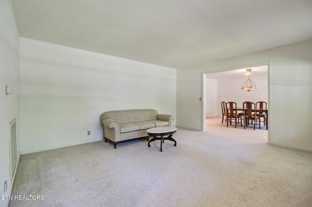 11 Kingsboro Lane, Crossville, TN 38558