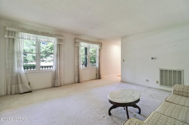 11 Kingsboro Lane, Crossville, TN 38558