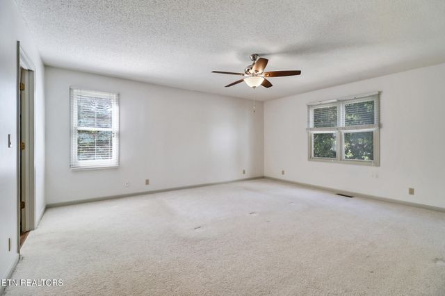 11 Kingsboro Lane, Crossville, TN 38558