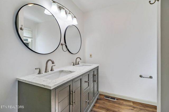 11 Kingsboro Lane, Crossville, TN 38558