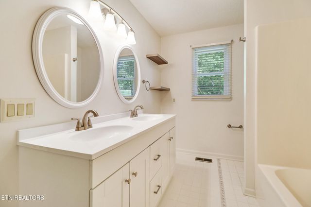 11 Kingsboro Lane, Crossville, TN 38558