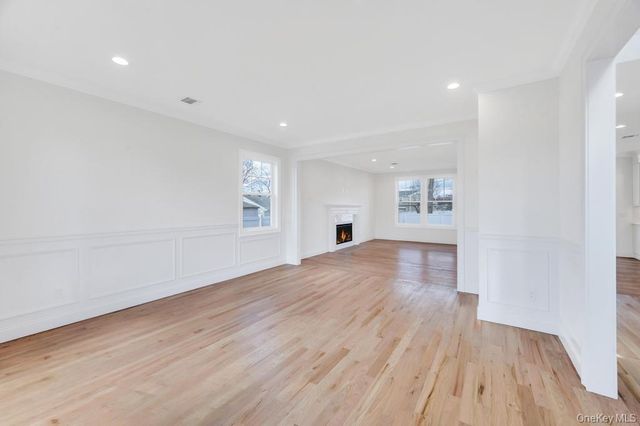 89 west Avenue, Hicksville, NY 11801