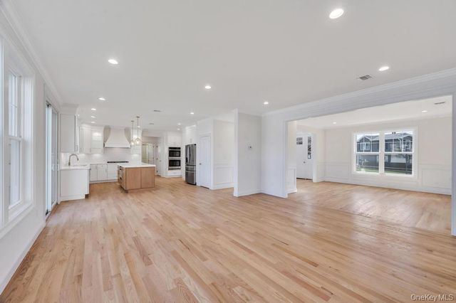89 west Avenue, Hicksville, NY 11801