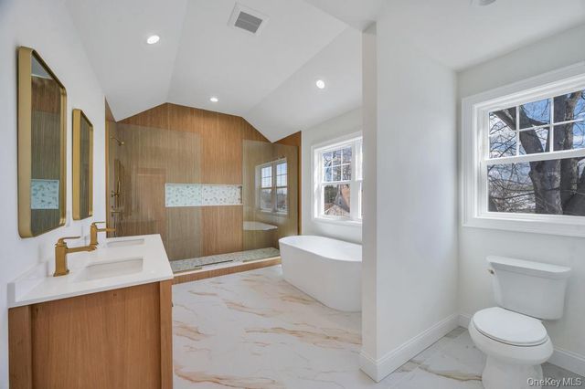 89 west Avenue, Hicksville, NY 11801