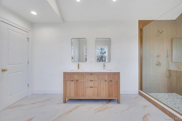 89 west Avenue, Hicksville, NY 11801