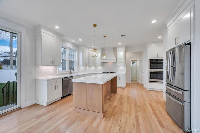 89 west Avenue, Hicksville, NY 11801