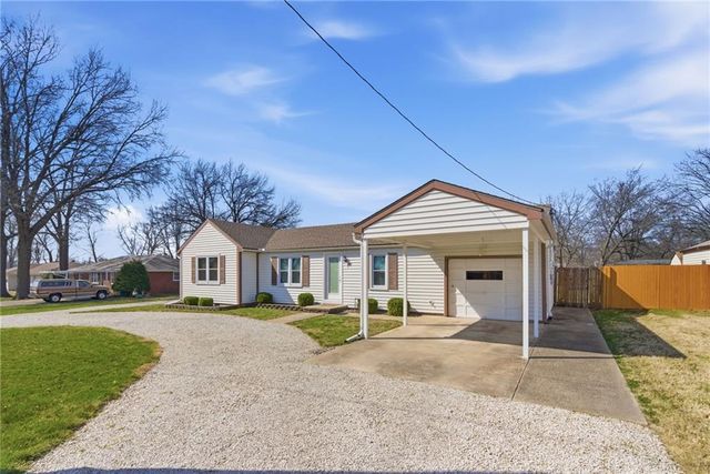 409 S Madison Street, Spring Hill, KS 66083