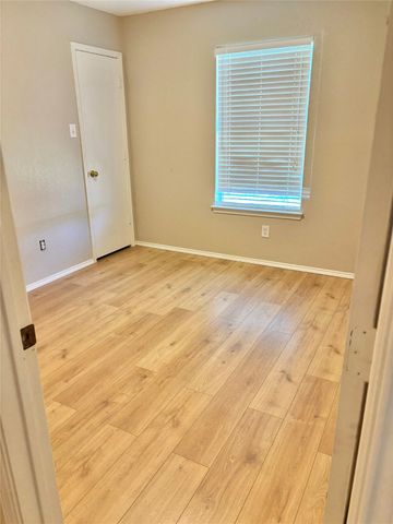 512 Hollyberry Drive, Mansfield, TX 76063