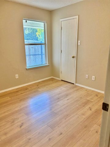 512 Hollyberry Drive, Mansfield, TX 76063