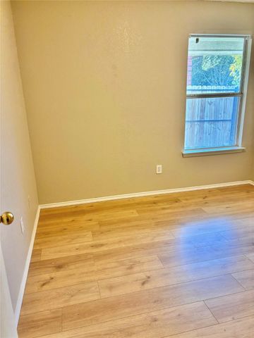 512 Hollyberry Drive, Mansfield, TX 76063