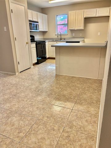 512 Hollyberry Drive, Mansfield, TX 76063