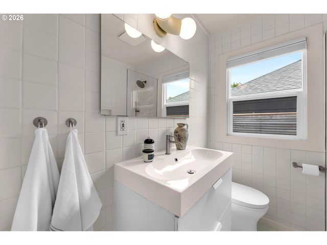 3008 Ne 70TH Ave, Portland, OR 97213