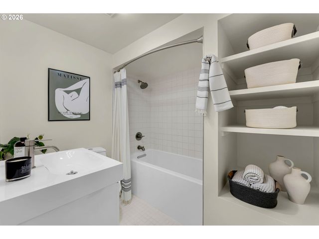 3008 Ne 70TH Ave, Portland, OR 97213