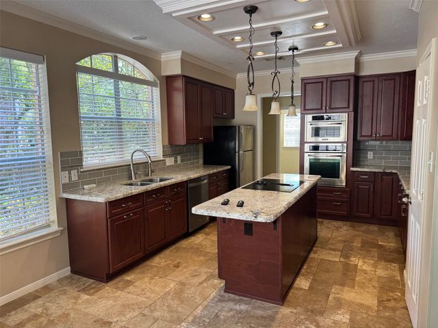 66 Driftoak Circle, The Woodlands, TX 77381