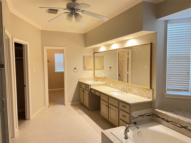 66 Driftoak Circle, The Woodlands, TX 77381