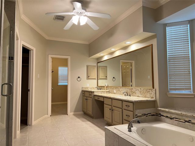 66 Driftoak Circle, The Woodlands, TX 77381