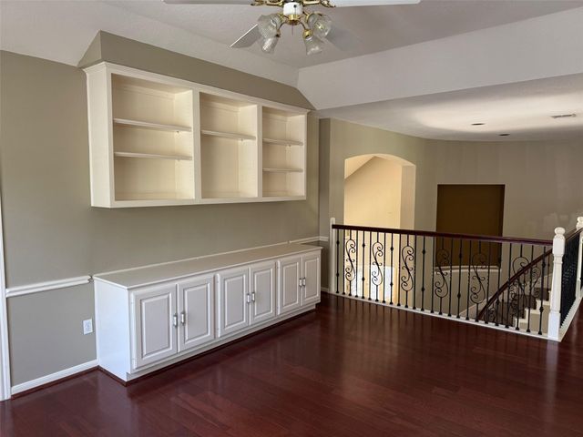 66 Driftoak Circle, The Woodlands, TX 77381