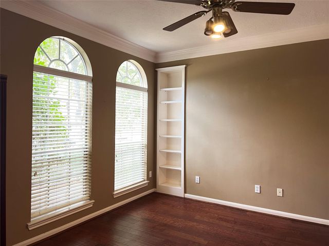 66 Driftoak Circle, The Woodlands, TX 77381