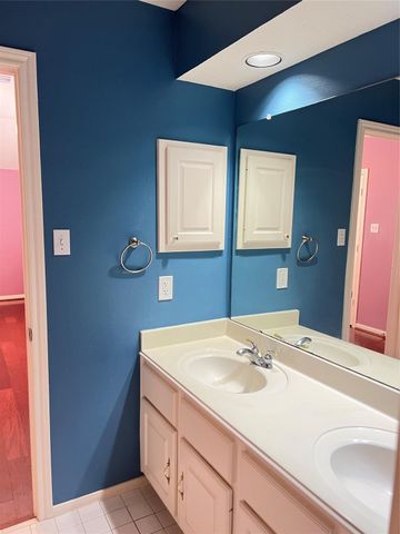 66 Driftoak Circle, The Woodlands, TX 77381