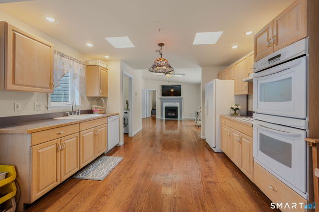 16 Greystone Drive, Montville, CT 06382