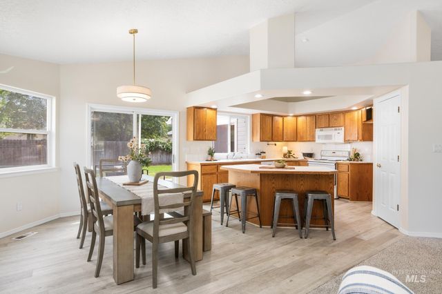 2305 E Chateau Dr, Meridian, ID 83646