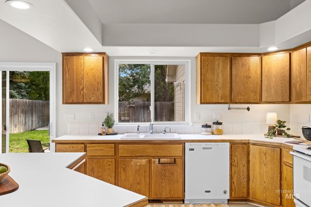 2305 E Chateau Dr, Meridian, ID 83646