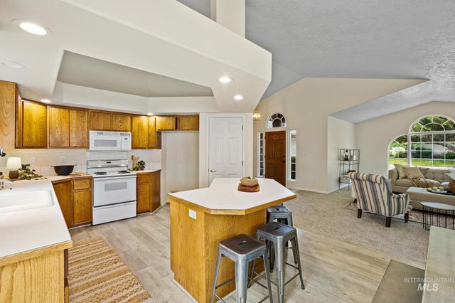 2305 E Chateau Dr, Meridian, ID 83646