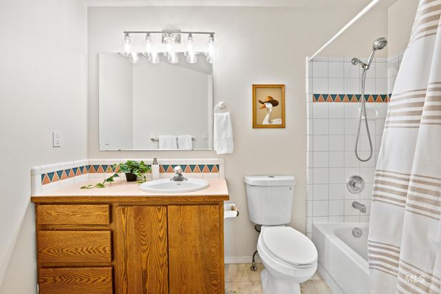 2305 E Chateau Dr, Meridian, ID 83646