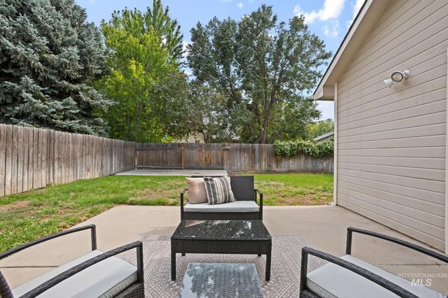 2305 E Chateau Dr, Meridian, ID 83646