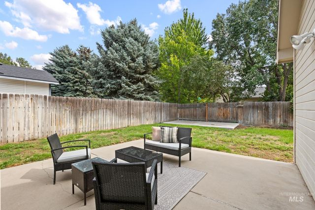 2305 E Chateau Dr, Meridian, ID 83646
