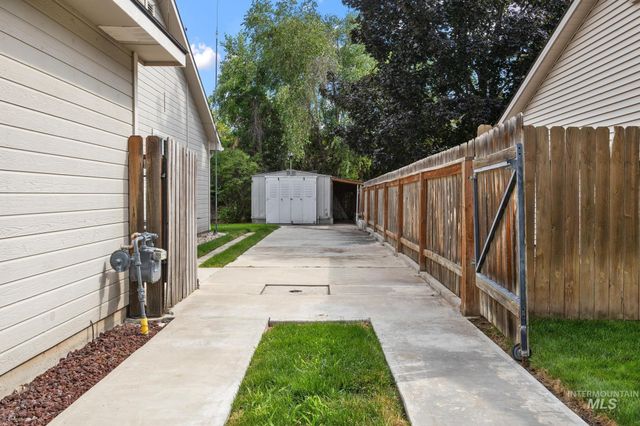 2305 E Chateau Dr, Meridian, ID 83646