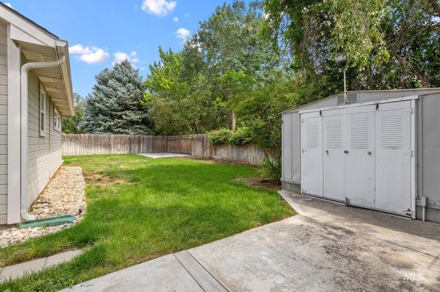 2305 E Chateau Dr, Meridian, ID 83646
