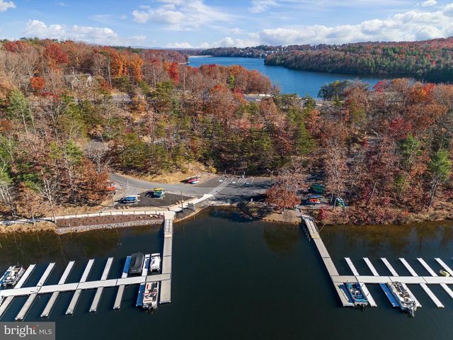 704 S LAKEVIEW DR, Cross Junction, VA 22625