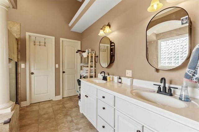 1607 NW Pin Oak Court, Grain Valley, MO 64029