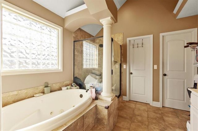 1607 NW Pin Oak Court, Grain Valley, MO 64029