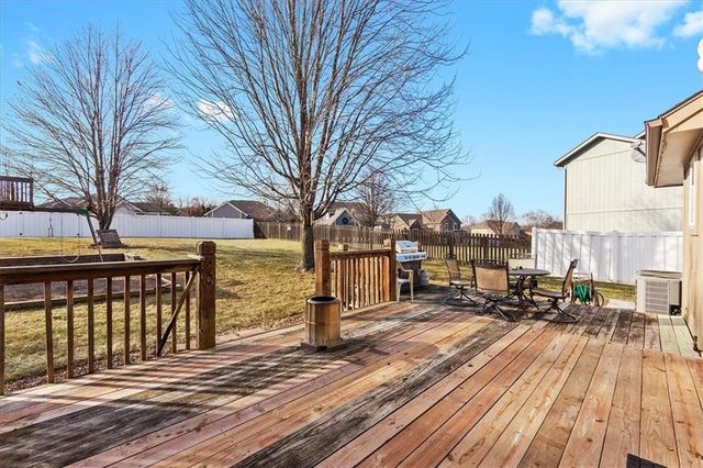 1607 NW Pin Oak Court, Grain Valley, MO 64029