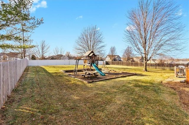 1607 NW Pin Oak Court, Grain Valley, MO 64029