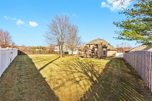 1607 NW Pin Oak Court, Grain Valley, MO 64029