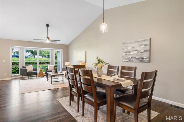 6042 Glennaire Drive 28, St Louis, MO 63129