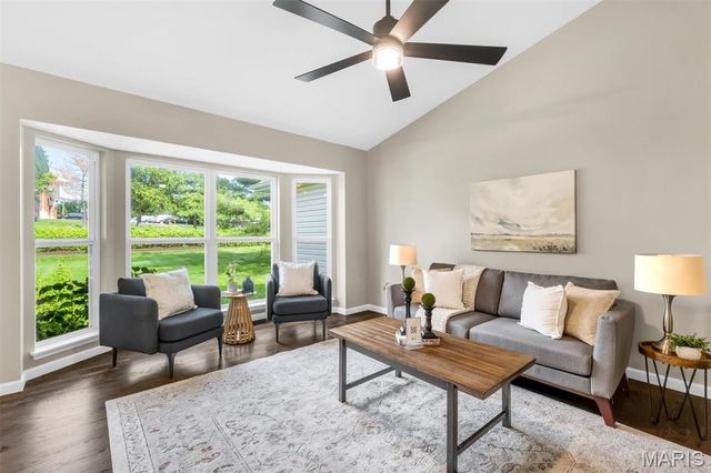 6042 Glennaire Drive 28, St Louis, MO 63129