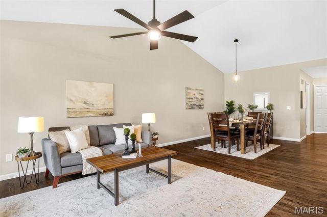 6042 Glennaire Drive 28, St Louis, MO 63129