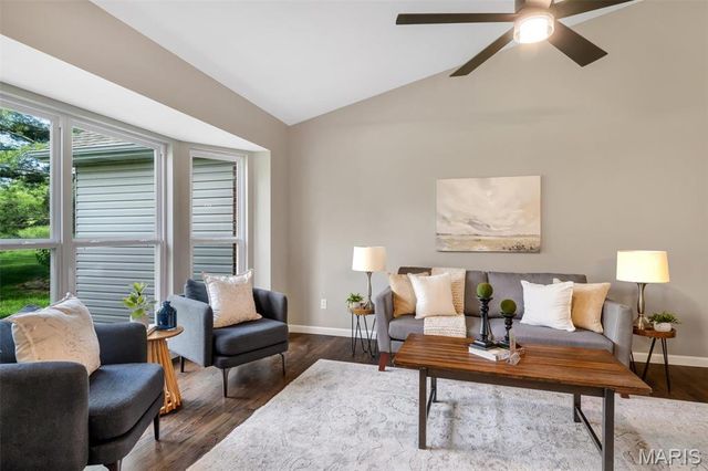 6042 Glennaire Drive 28, St Louis, MO 63129