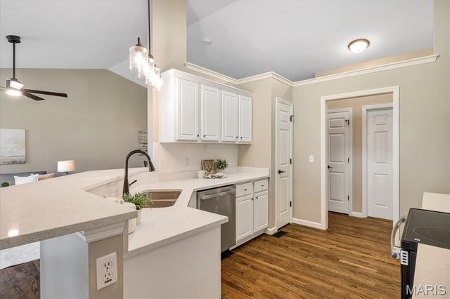 6042 Glennaire Drive 28, St Louis, MO 63129