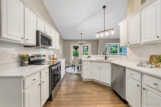 6042 Glennaire Drive 28, St Louis, MO 63129