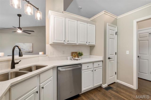 6042 Glennaire Drive 28, St Louis, MO 63129